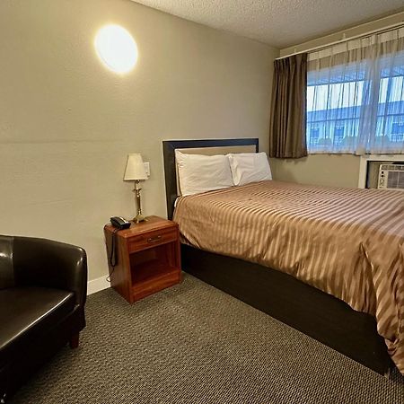 Valemount Vacation Inn Экстерьер фото