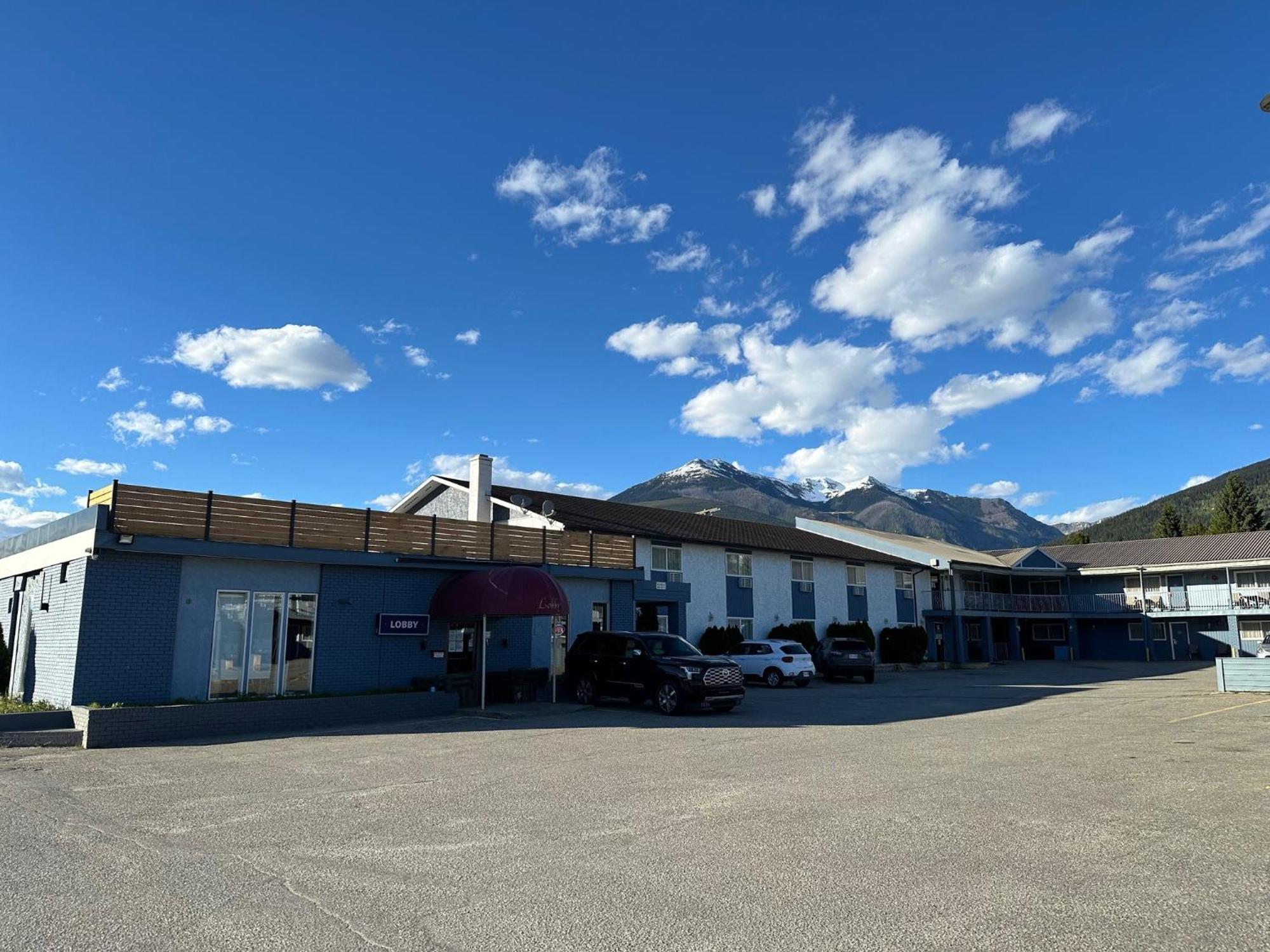 Valemount Vacation Inn Экстерьер фото