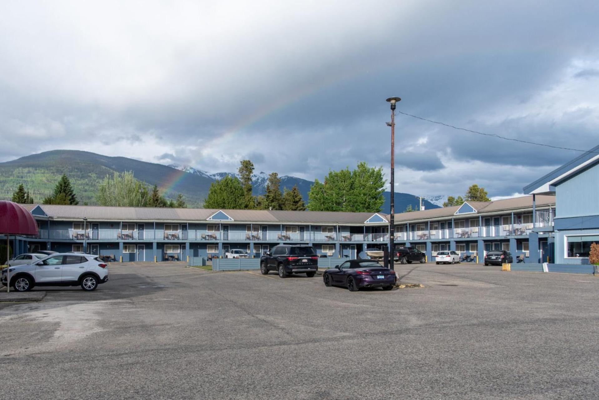 Valemount Vacation Inn Экстерьер фото